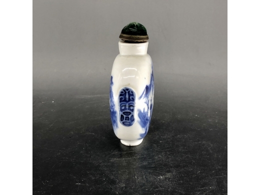 青花人物铺首鼻烟壶