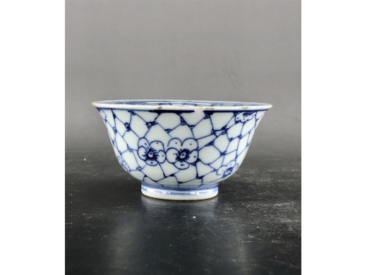 青花淡描冰梅纹茶碗