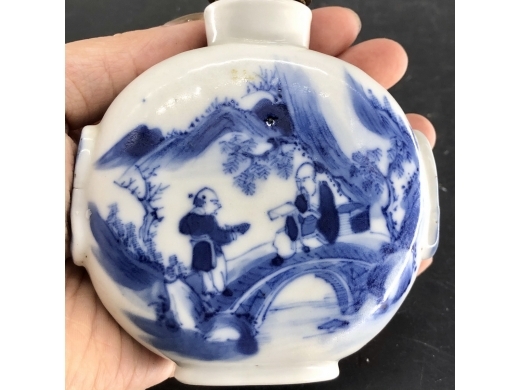 青花人物铺首鼻烟壶