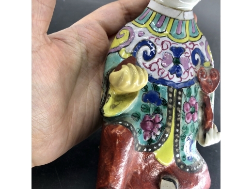 粉彩香童瓷塑