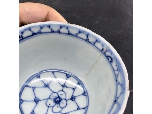 青花淡描冰梅纹茶碗