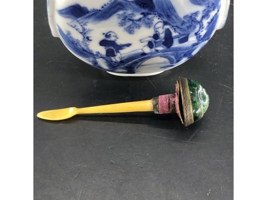 青花人物铺首鼻烟壶