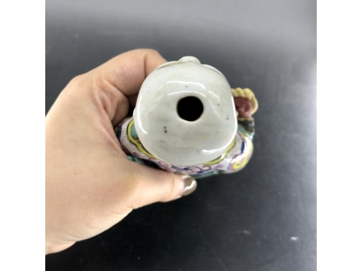 粉彩香童瓷塑