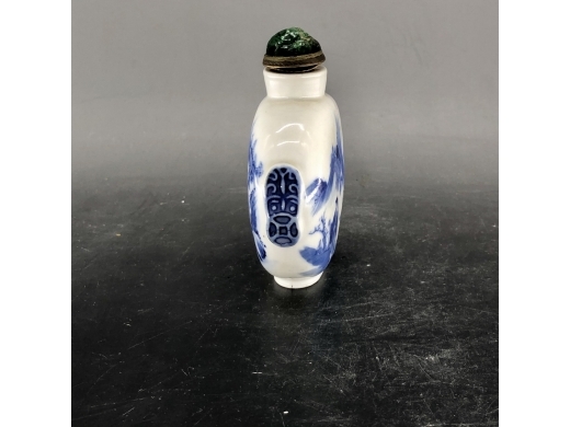 青花人物铺首鼻烟壶