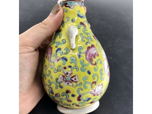 黄地西番莲象耳小瓶