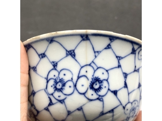青花淡描冰梅纹茶碗