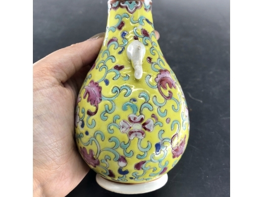 黄地西番莲象耳小瓶