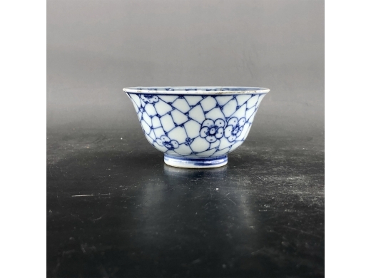 青花淡描冰梅纹茶碗