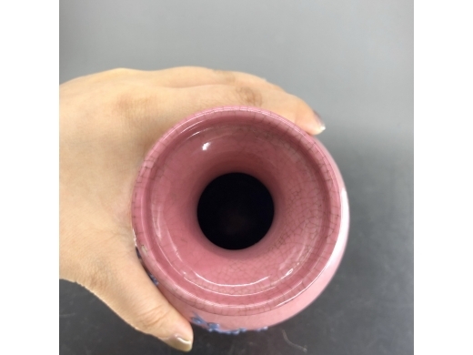 胭脂红堆塑喜鹊登梅瓶