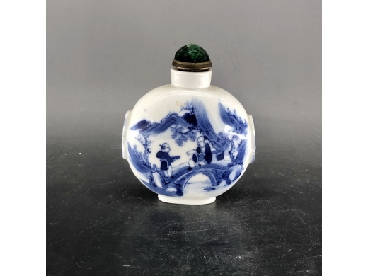青花人物铺首鼻烟壶