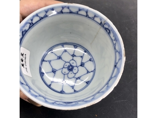 青花淡描冰梅纹茶碗