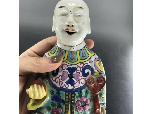 粉彩香童瓷塑