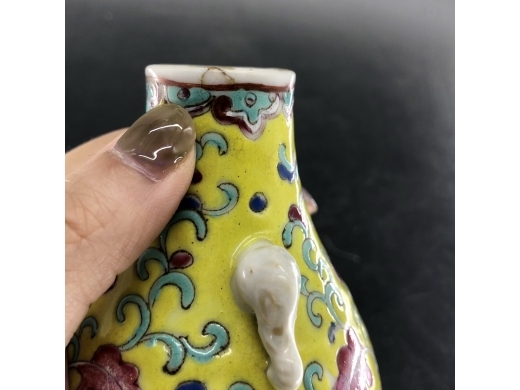 黄地西番莲象耳小瓶