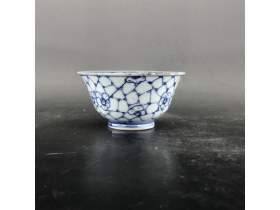 青花淡描冰梅纹茶碗