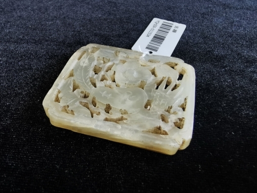 白玉鹊梅纹嵌饰