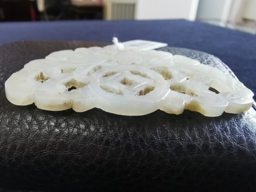 白玉蝠在眼前佩