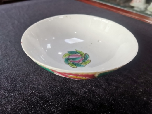 粉彩花卉纹碗