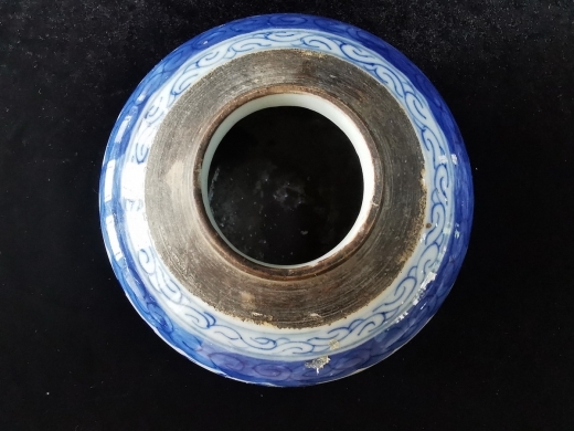 青花缠枝花卉喜字纹罐