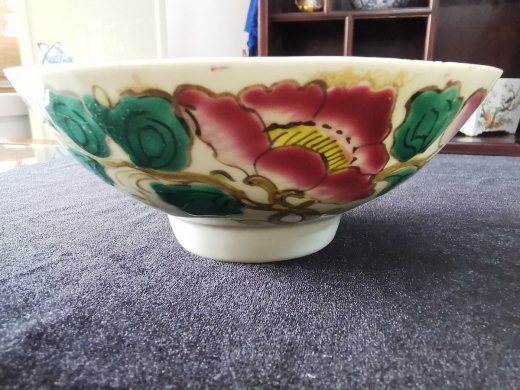 粉彩花卉纹碗