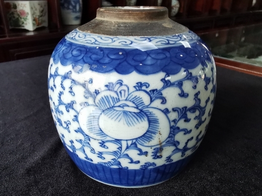 青花缠枝花卉喜字纹罐