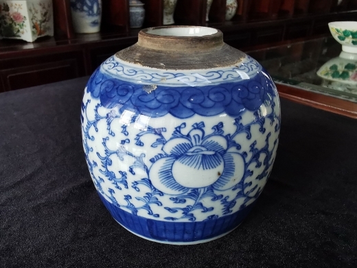 青花缠枝花卉喜字纹罐