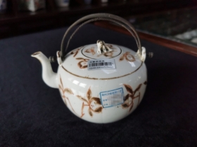 矾红彩描金花卉茶壶