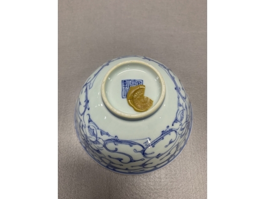 青花缠枝纹碗