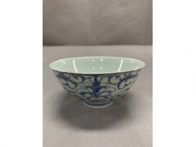 青花缠枝纹碗