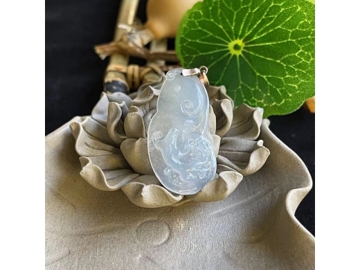 43高冰龙衔灵芝