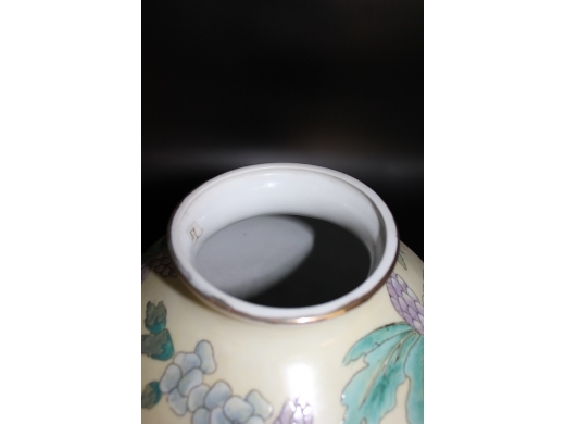 84号黄地粉彩花鸟纹罐
