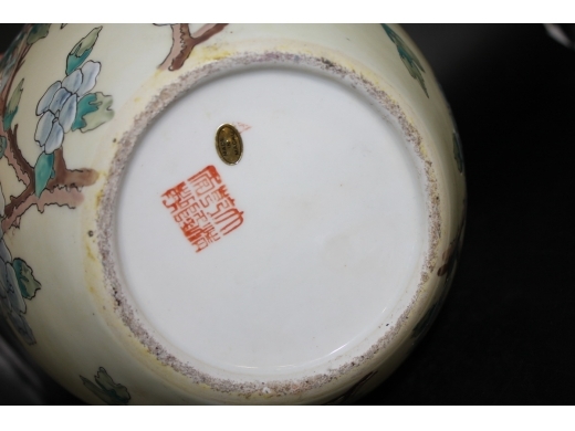 84号黄地粉彩花鸟纹罐