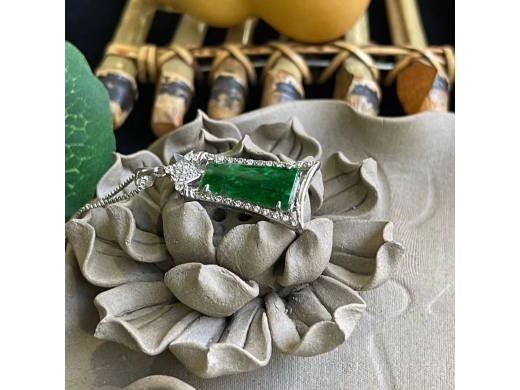 25翡翠绿挂件