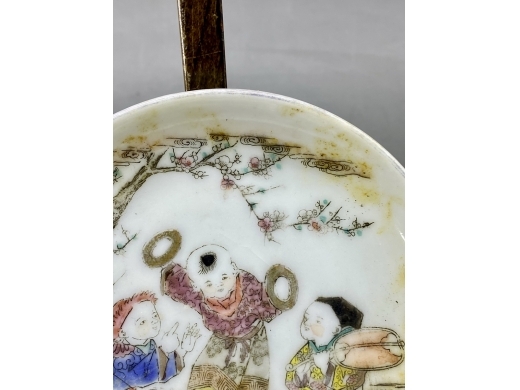墨彩描金婴戏纹小碟