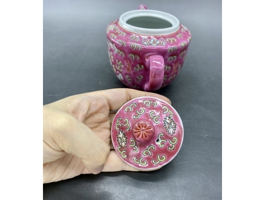 胭脂地粉彩西番莲福寿茶壶