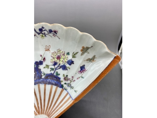 青花描金加彩花蝶纹扇形盘