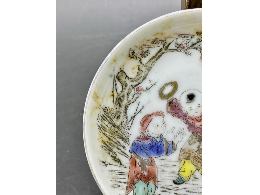 墨彩描金婴戏纹小碟