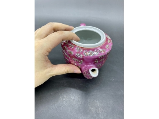 胭脂地粉彩西番莲福寿茶壶