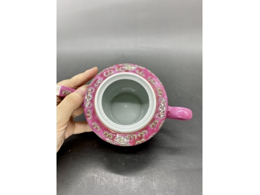 胭脂地粉彩西番莲福寿茶壶