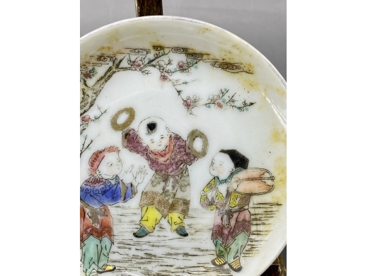 墨彩描金婴戏纹小碟