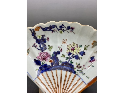 青花描金加彩花蝶纹扇形盘