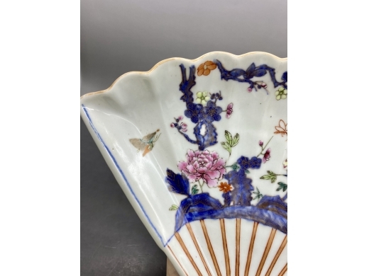 青花描金加彩花蝶纹扇形盘