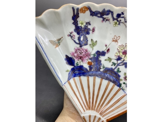 青花描金加彩花蝶纹扇形盘