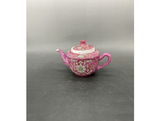 胭脂地粉彩西番莲福寿茶壶