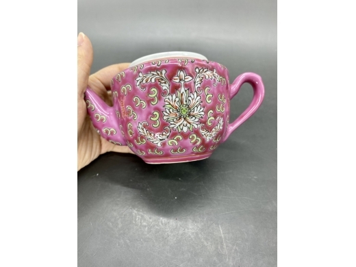 胭脂地粉彩西番莲福寿茶壶
