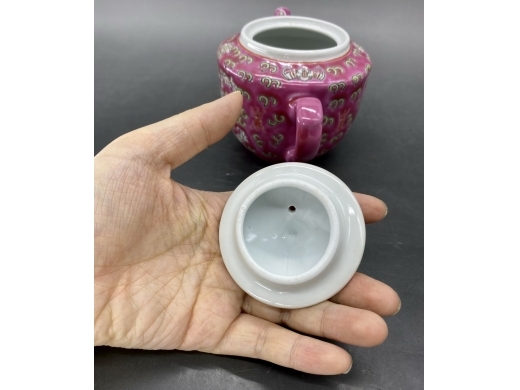 胭脂地粉彩西番莲福寿茶壶