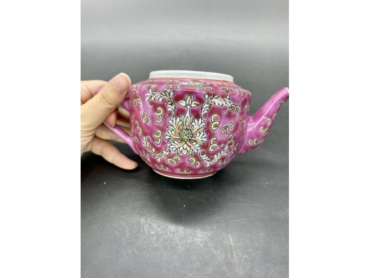 胭脂地粉彩西番莲福寿茶壶
