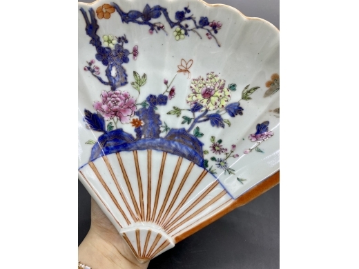 青花描金加彩花蝶纹扇形盘