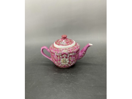胭脂地粉彩西番莲福寿茶壶