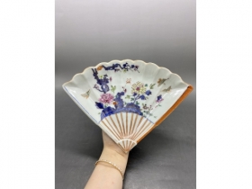 青花描金加彩花蝶纹扇形盘