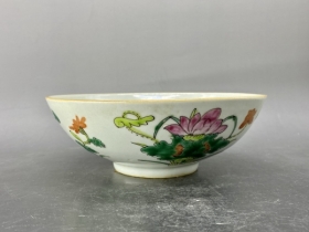 粉彩四季花卉纹碗